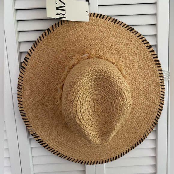 Woven hat with shells - Picture 2 of 3